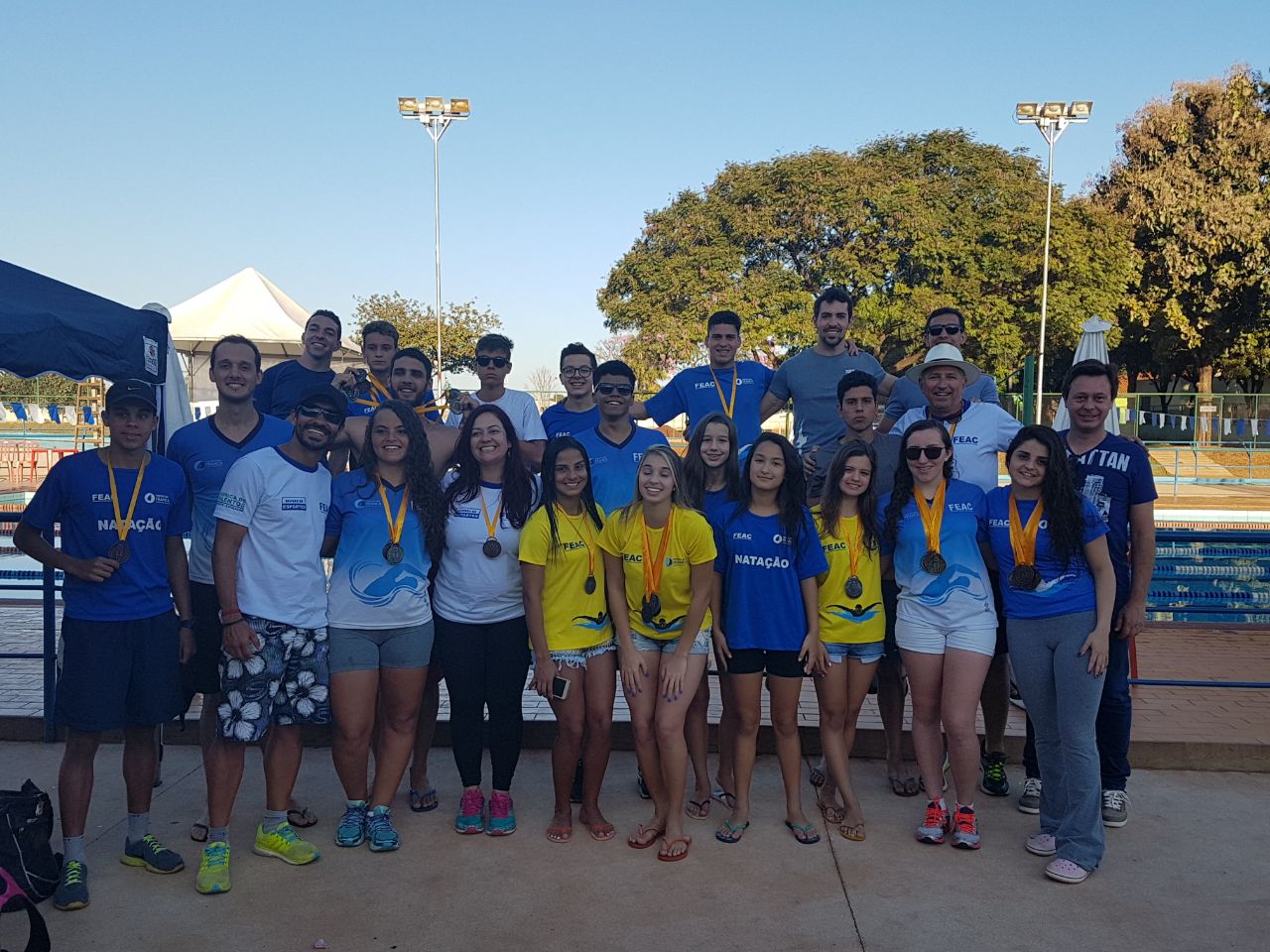 A equipe de natação comemora as medalhas conquistadas